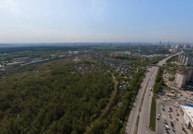 Erken yaz aylarında bir Ekaterinburg şehir ve bahçe arsalar, arka bahçesinde çim çim ve ağaçlar yemyeşil havadan drone görüntü aşağı