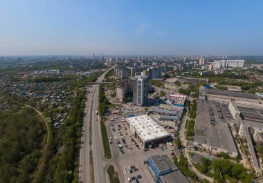 Erken yaz aylarında bir Ekaterinburg şehrinin yukarıdan aşağıya drone görüntü, arka bahçesinde çim çim ve ağaçlar yemyeşil