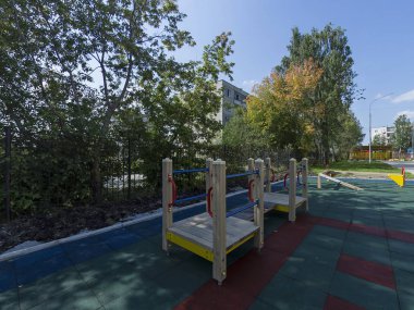 yeşil ve kırmızı softfall kauçuk yüzeyli çocuk oyun alanı