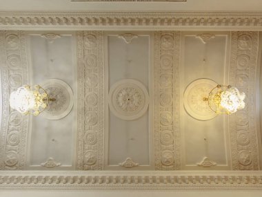 Banquet salonua avizeler ile tavan. Klasik tarzda bir bina
