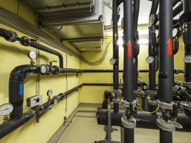Kazan dairesi içeride. Vanalı ve manometreli metal borular