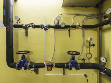 Kazan dairesi içeride. Vanalı ve manometreli metal borular