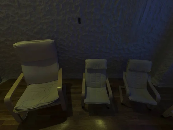 Єкатеринбург, Росія-25 червня 2014: соляна кімната в Spa-центрі, темна кімната, дорослі та дитячі сидіння — стокове фото