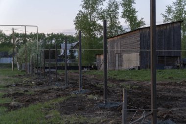 çit inşaat, betonarme metall sütun. Akşam, gün batımı