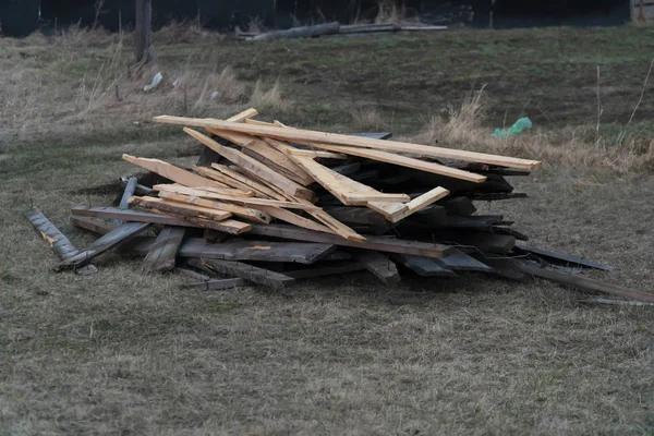 Een heleboel boards op het gras. Lente, avond — Stockfoto