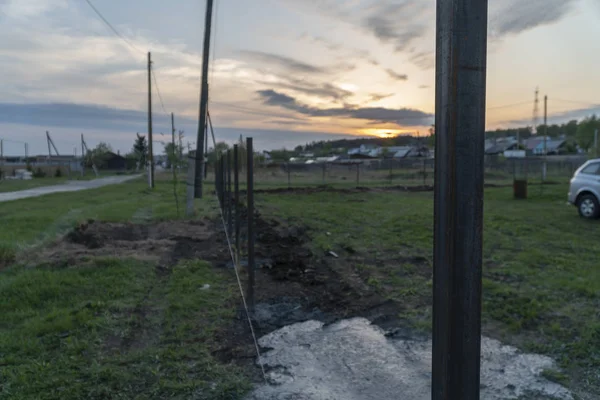 Hek constructie, betonnen Metall kolom. Avond, zonsondergang — Stockfoto