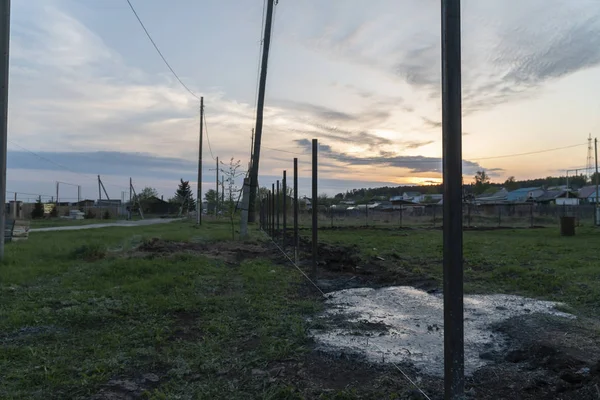 Hek constructie, betonnen Metall kolom. Avond, zonsondergang — Stockfoto