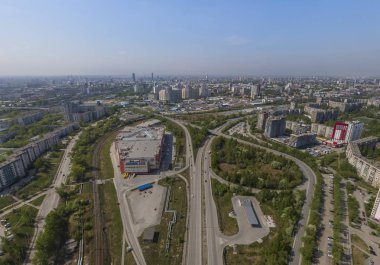 Bahar sonunda bir Ekaterinburg şehrinyukarıdan aşağı havadan drone görüntü, arka bahçesinde çim çim ve ağaçlar yemyeşil
