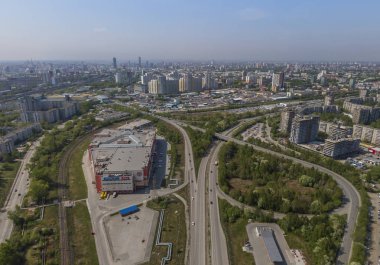 Bahar sonunda bir Ekaterinburg şehrinyukarıdan aşağı havadan drone görüntü, arka bahçesinde çim çim ve ağaçlar yemyeşil