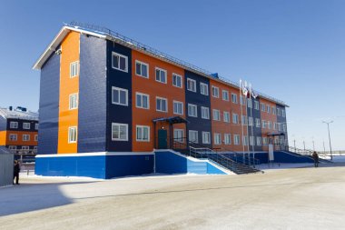 Pansiyon binası. Sandviç paneller mavi ve turuncu boyalı. Port Sabetta, Yamal, Rusya Federasyonu