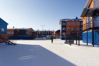 Pansiyon binası. Sandviç paneller mavi ve turuncu boyalı. Port Sabetta, Yamal, Rusya Federasyonu
