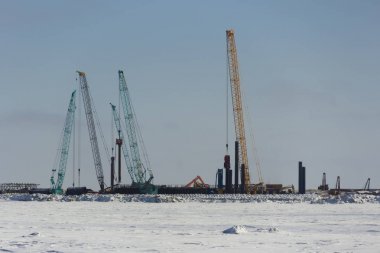İnşaat vinçler Sabetta deniz limanı inşa. Yamal, Rusya. Kış, güneşli