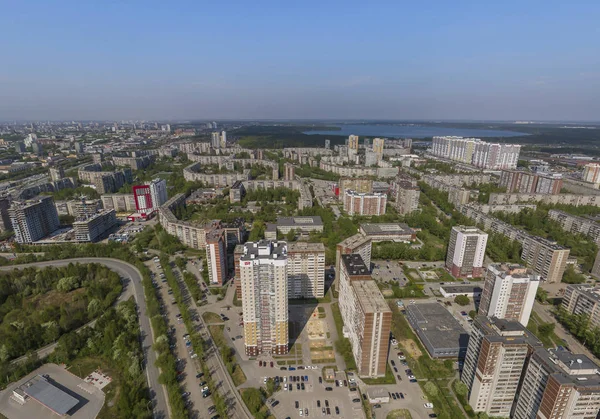 Сверху вниз снимок Екатеринбурга в конце весны, трава на заднем дворе и деревья пышные зеленые — стоковое фото