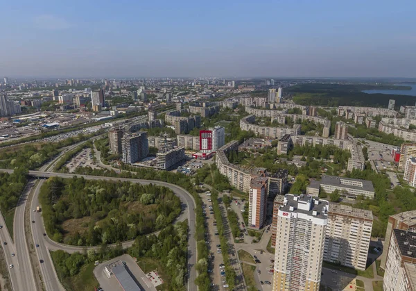 Сверху вниз снимок Екатеринбурга в конце весны, трава на заднем дворе и деревья пышные зеленые — стоковое фото