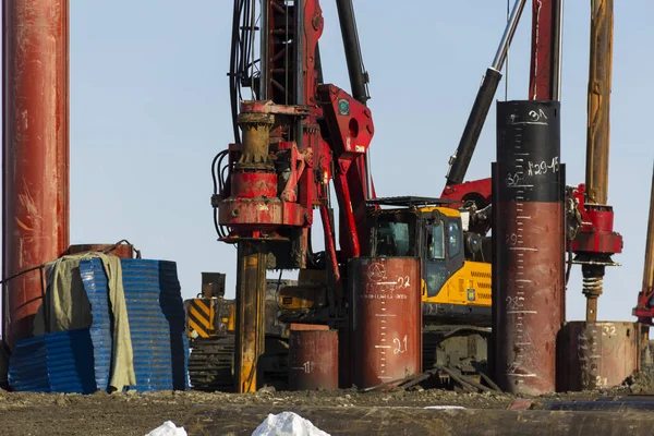 Sprzęt wiertniczy zbudować port morski Sabetta. Yamal, Rosja. Zima, słonecznie — Zdjęcie stockowe