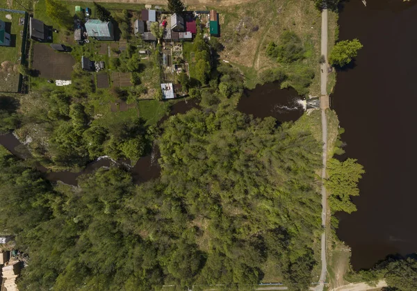 Un estanque en el pueblo de Kamenka, una presa y una carretera. Soleado, Verano, Aéreo — Foto de Stock