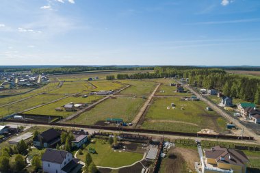 Cottage köyünde inşaat başlangıcı. Hava, yaz, güneşli