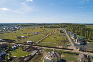 Cottage köyünde inşaat başlangıcı. Hava, yaz, güneşli