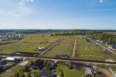 Cottage köyünde inşaat başlangıcı. Hava, yaz, güneşli