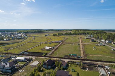 Cottage köyünde inşaat başlangıcı. Hava, yaz, güneşli