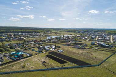 Küçük Gölet ile Shaidurovo köyü. Yaz, güneşli bir gün. Hava
