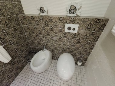 Ekaterinburg, Rusya. Oktober 01, 2014. Sıcak ışık ile lüks tuvalet iç ve banyo. Tuvalet, bide