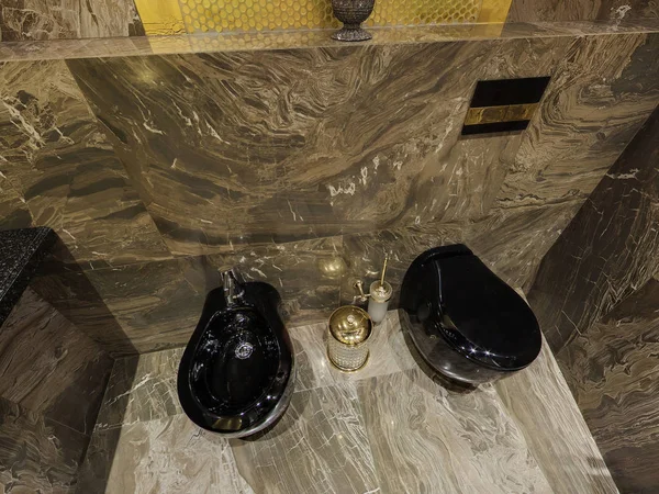 Ekaterinburg, Rússia. Oktober 01, 2014. Interior de banheiro luxuoso e banheiro com luz quente. Casa de banho preta, bidé — Fotografia de Stock