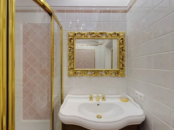 Ekaterinbourg, Russie. 01 octobre 2014. Intérieur de toilette de luxe et salle de bain avec lumière chaude. Salle de bain cabine de douche, lavabo, robinet, miroir. Décor doré — Photo