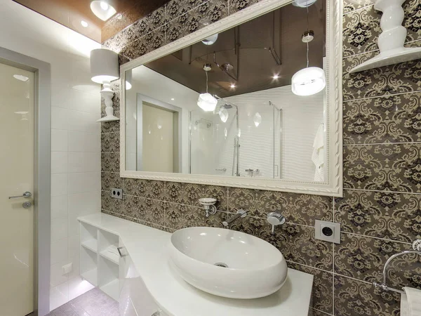 Ekaterinburg, Rusia. Octubre 01, 2014. Aseo de lujo interior y baño con luz cálida. fregadero, grifo, espejo — Foto de Stock