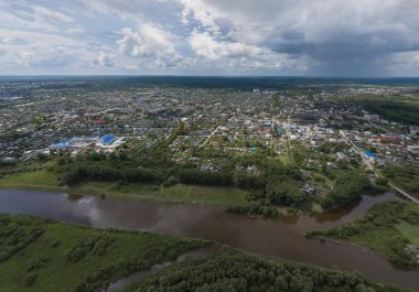 Irbit şehri ve nehir. Rusya. Hava. Yaz, bulutlu. Bir sürü ağaç ve çimen