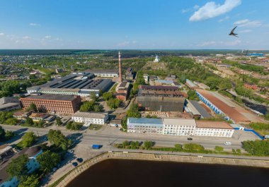 Rezh şehir, fabrika ve gölet. Rusya, Sverdlovsk bölgesi. Yaz, güneşli. Hava