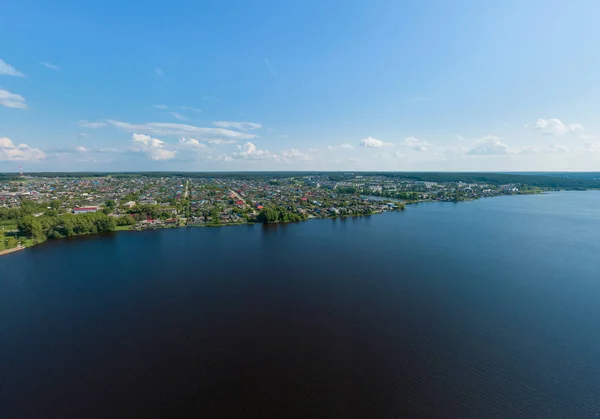 Rezh város és tó. Oroszország, Sverdlovsk régióban. Nyár, napos. Légi — Stock Fotó