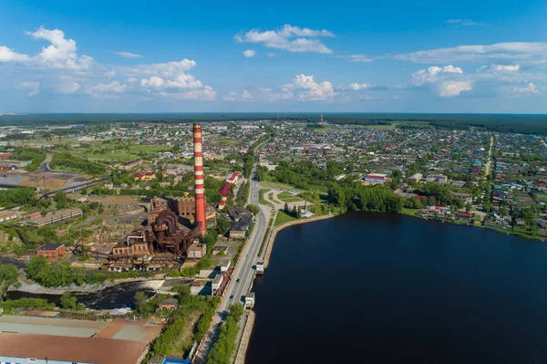 Rezh şehir, fabrika ve gölet. Rusya, Sverdlovsk bölgesi. Yaz, güneşli. Hava — Stok fotoğraf