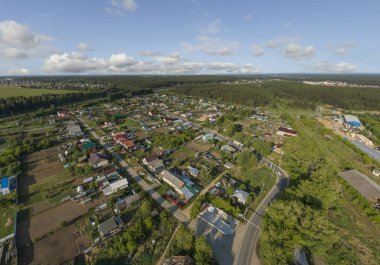 Aramil köyü, Sverdlovsk bölgesi, Rusya. Hava, yaz, güneşli