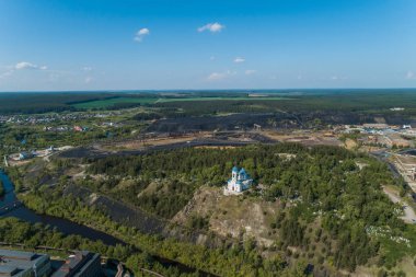 Kilise kaya, orman mezarlığı, nehir, Rezh şehirde fabrika. Sverdlovsk bölgesi, Rusya. Hava, yaz, güneşli