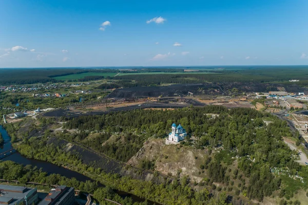 Kyrkan på Rock, Forest Cemetery, River, fabriken i Rezh City. Sverdlovsk region, Ryssland. Antenn, sommar, soligt — Stockfoto