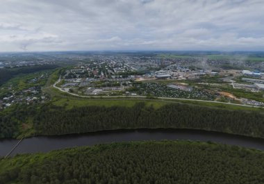 Sukhoy Log şehir, Pyshma nehri, karanlık orman ve çimento fabrikası. Rusya, Hava, cloudu gün