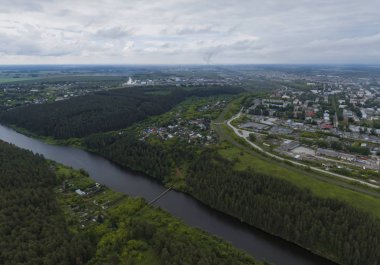Sukhoy Log şehir, Pyshma nehri ve karanlık orman. Rusya, Hava, cloudu gün