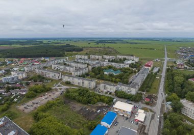 Sukhoy Log şehri. Hava, yaz, bulutlu gün