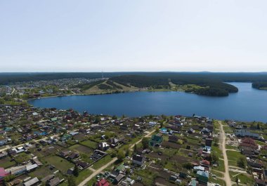 Sysert şehri, Sysert göleti ve Bessonov dağı. - Rusya. Hava, yaz, güneşli.