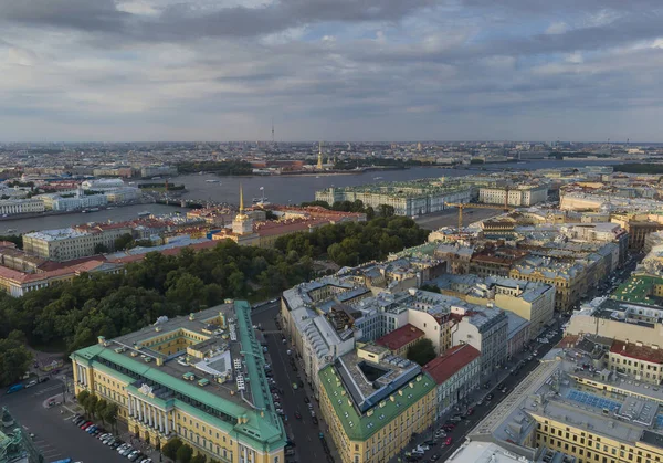 Petrohrad. Rusko. Poblíž katedrály sv. Izáka, Alexandrova zahrada, hlavní sídlo ruského námořnictva, státní poustevna, řeka Big Neva, letecký výhled. Večer, léto — Stock fotografie