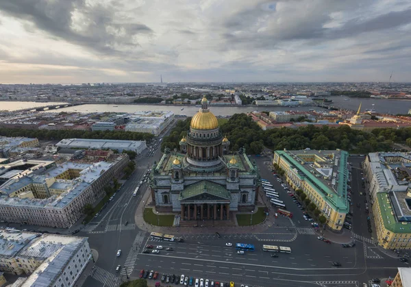 San Pietroburgo. Russia. Cattedrale di Sant'Isacco e fiume Big Neva, vista aerea. Buonasera. — Foto Stock