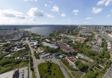 Yaz şehri, bir sürü ağaç, hava manzarası. Sanayi bölgesi ve gölet. Ekaterinburg, Verkh-Isetsky bölgesi, Rusya