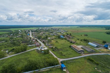 Küçük bir köy, üç yol, hava manzaralı. Yaz, bulutlu. Rusya, Filatovskoe