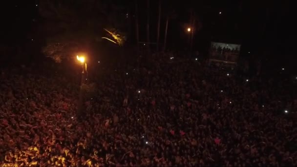 Widok Lotu Ptaka Tłumów Podnoszących Ręce Nocny Koncert Świeżym Powietrzu — Wideo stockowe