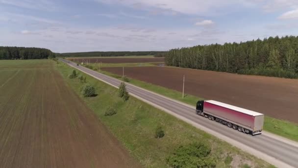 Vista Aerea Camion Con Cabina Nera Semirimorchio Rosso Guida Una — Video Stock