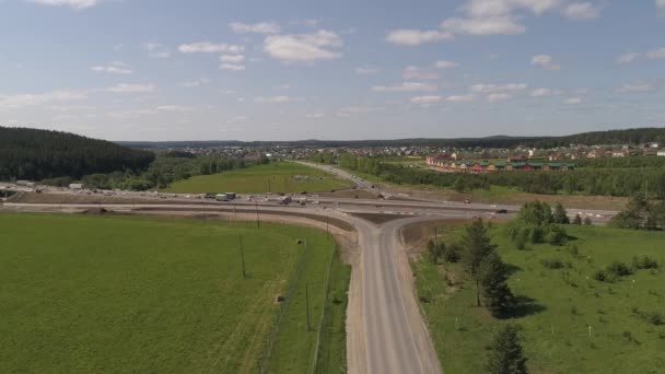 Luftaufnahme Vom Bau Eines Autobahnabschnitts Autos Fahren Von Beiden Seiten — Stockvideo