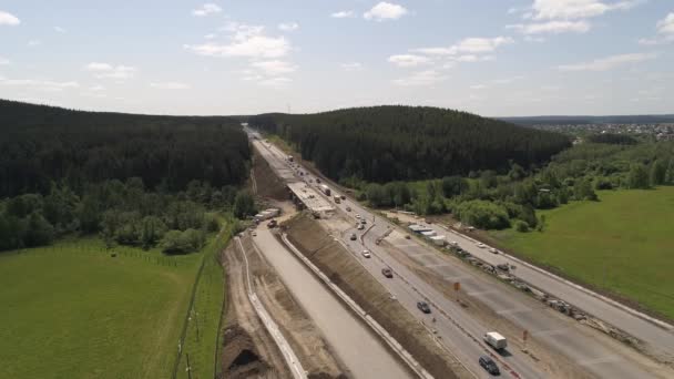 Luftaufnahme Von Bauarbeiten Einem Autobahnabschnitt Autos Fahren Von Beiden Seiten — Stockvideo