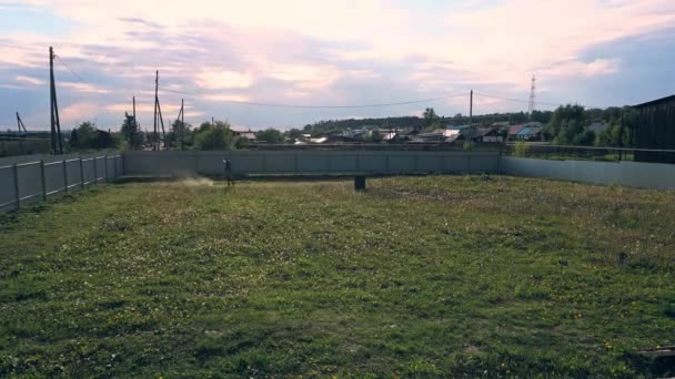 Man Cutting Overgrown Grass Lawn Mower Včasná — Stock video