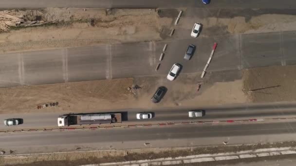 从上往下俯瞰公路段的建设 汽车从两边开过来了 运输计划发生了变化 阳光灿烂的夏日 — 图库视频影像